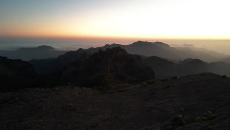 Atemberaubende-Schnelle-Luftaufnahme-Eines-Sonnenuntergangs-In-Den-Bergen-Von-Gran-Canaria
