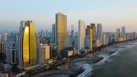 Wellen,-Die-Am-Strand-Von-Playa-Bocagrande-In-Cartagena,-Kolumbiens-Bestem-Reiseziel-In-Der-Karibik,-Zusammenbrechen