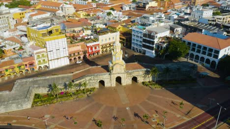 Vista-De-Pájaro-Del-Monumento-De-La-Torre-Del-Reloj-En-Cartagena,-Colombia