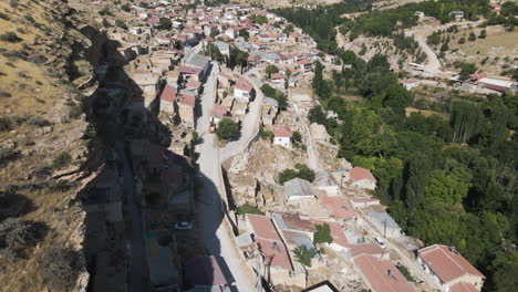 Erstaunliche-Luftaufnahme-Des-Dorfes-Karaman-In-Der-Türkei-Alias-Turkiye