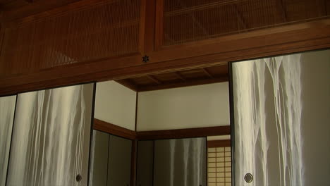Interior-of-Japanese-house-with-painted-fusuma-walls-and-hinoki-wood-koshi-lattice-above-doorway