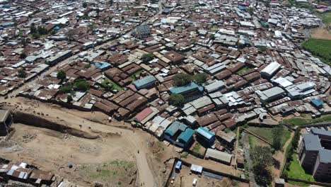 Armen-Land-Kenia-Nairobi-Kibera-Slums-Menschen-Zu-Fuß-In-Den-Schlecht-Ausgebauten-Straßen