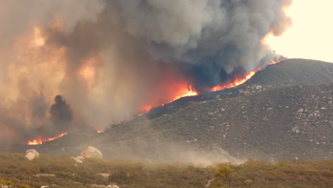 Wildfire-En-Fairview-Arrasando-A-Lo-Largo-De-La-Ladera-De-La-Montaña---Fuego-Ardiente-Y-Humo