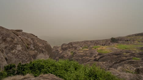 Ein-Zoomender-Zeitraffer-Von-Nebel-über-Einem-Großen-Granitberg-In-Ostafrika