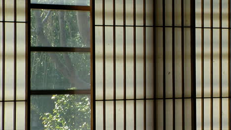 Maulbeerpapierfenster-Im-Japanischen-Stil-Mit-Blick-Auf-Den-Garten