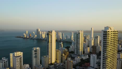 Schöner-Panoramablick-Auf-Die-Moderne-Skyline-Von-Cartagena-Bei-Sonnenuntergang