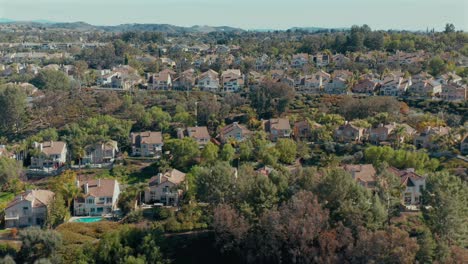 Aerial-drone-view-of-housing,-on-a-hillside,-in-Mission-Viejo,-California