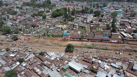 Arme-Häuser-In-Den-Slums-Von-Kibera,-Kenia,-Verrostetes-Dach-Der-Schlecht-Gebauten-Häuser-In-Den-Slums-Von-Kibera