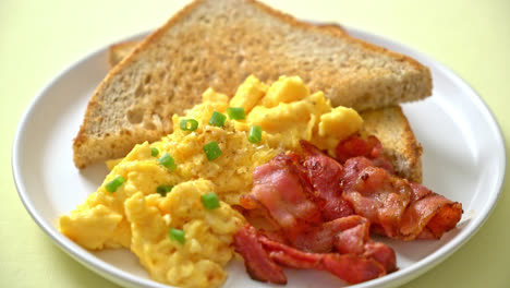 Huevos-Revueltos-Con-Pan-Tostado-Y-Tocino-Para-El-Desayuno