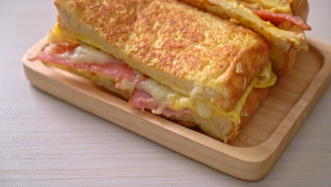 Hausgemachtes-French-Toast-Schinken-Speck-Käse-Sandwich-Mit-Ei