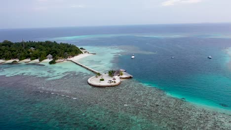 Luftaufnahme-Der-Wunderschönen-Malediven-Insel-Wasser-Villa-Bungalows-In-Der-Türkisfarbenen-Lagune-In-Der-Nähe-Des-Weißen-Sandstrandes-An-Einem-Sonnigen-Tag