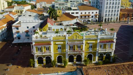 Drohne-Enthüllt-Farbenfrohes-Koloniales-Gebäude-In-Cartagena,-Der-Kolumbianischen-Küstenstadt-Der-Karibik