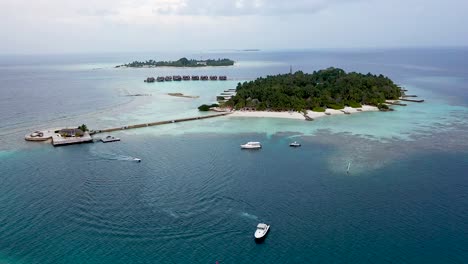 Drohnenaufnahme-Eines-Fantastischen-Inselresorts-Auf-Den-Malediven