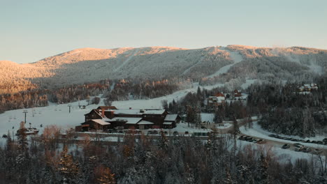 Tiefflug-über-Luftaufnahme-Des-Skigebiets-Saddleback-Maine-Während-Des-Wunderschönen-Sonnenuntergangs