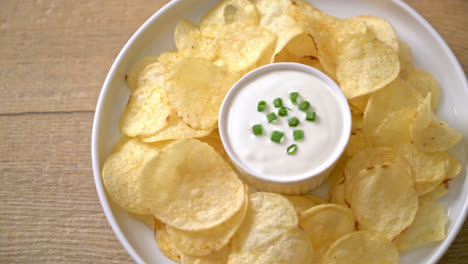 potato-chips-with-sour-cream-dipping-sauce