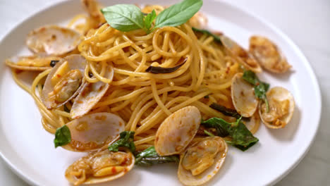 Gebratene-Spaghetti-Mit-Muscheln-Und-Knoblauch-Und-Chili-Umrühren