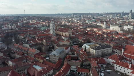 Luftbild:-Vilnius-Altstadt-Mit-Mittelalterlichen-Häusern-Mit-Roten-Dächern