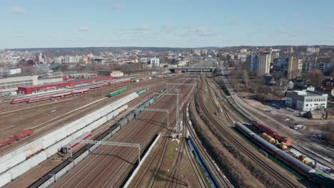 Antenne:-Fliegen-über-Zugschienen-Mit-Im-Leerlauf-Befindlichen-Zügen-An-Einem-Kalten,-Kühlen-Tag-In-Vilnius