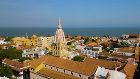 Vista-Aérea-De-La-Catedral-De-Cartagena-Con-Ciudad,-Playa-En-Segundo-Plano