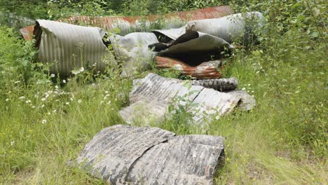 Residuos-De-Tuberías-De-Chatarra-De-Metal-Que-Se-Descomponen-En-La-Hierba-En-Un-Hermoso-Bosque
