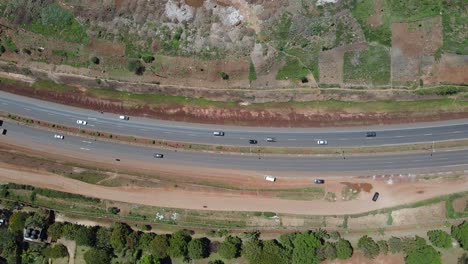 Autos-Bewegen-Sich-Auf-Der-Schlecht-Ausgebauten-Straße-Entlang-Der-Kibera-Road-In-Nairobi,-Kenia