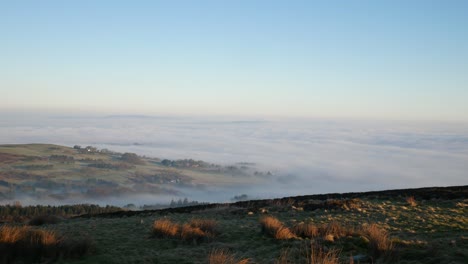 Idyllische-Nebelwolken,-Die-Bei-Sonnenaufgang-Das-Moorlandtal-Von-Lancashire-Passieren
