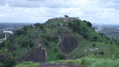 Ein-Errichteter-Hügel-In-Abuja,-Der-Von-Bäumen-Bedeckt-Ist