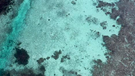 Turquoise-sea-water-at-Maldives