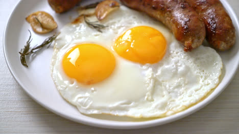 Huevo-Frito-Doble-Casero-Con-Salchicha-De-Cerdo-Frita---Para-El-Desayuno