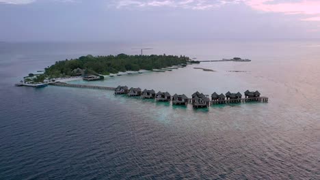 Drohnenaufnahme-Des-Inselresorts-Auf-Den-Malediven
