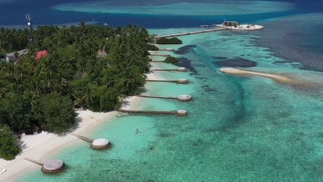 Vista-Aérea-De-La-Hermosa-Isla-De-Maldivas,-Océano-Azul-Playa-De-Arena-Blanca-Naturaleza-Palmeras-Tropicales