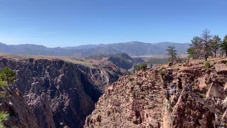 Panorama-De-Los-Acantilados-Del-Cañón-Del-Río-Arkansas,-Royal-Gorge-En-Las-Montañas-Rocosas,-Colorado