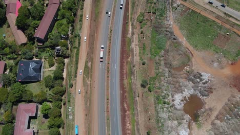 Carreteras-De-Tráfico-En-La-Concurrida-Calle-De-Los-Barrios-Marginales-De-Kibera,-Kenia