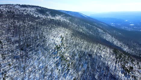 Drohnenvideoaufnahmen-Aus-Der-Luft-Eines-Verschneiten-Bergtals-Im-Frühen-Frühling-Mit-Sonnig-Blauem-Himmel