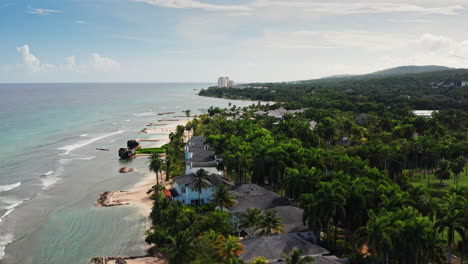 Fliegen-über-Tropischen-Strand-In-Montego-Bay-In-Jamaika