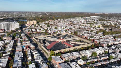 Luftaufnahmen-Am-Morgen-Nördlich-Der-Innenstadt-Von-Philadelphia-Bewegen-Sich-Langsam-In-Richtung-Der-Historischen-Stätte-Des-östlichen-Staatsgefängnisses