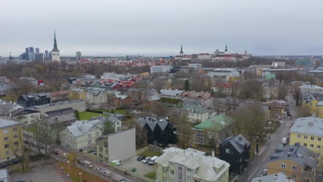 Schöne-Drohne,-Die-Im-Frühjahr-Aus-Tallinn-Zurückkehrt