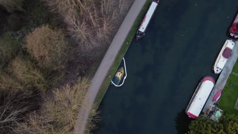 Luftaufnahme-Eines-Kleinen-Flusshafens-Mit-Parkenden-Booten-Und-Einem-Versunkenen-Motorboot-Mit-Leck