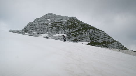 Frau-Ski-Auf-Dem-Berg-Kanind-Bergab-Auf-Verschneiten-Hängen-In-Richtung-Der-Kamera