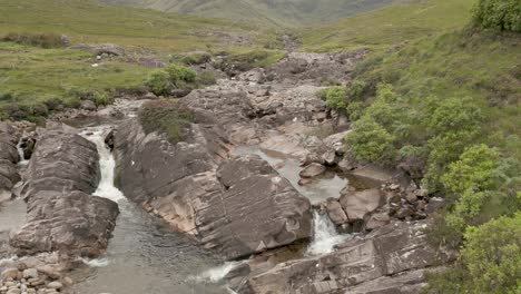 Drohnenaufnahme-Eines-Schlängelnden,-Felsigen-Flussbettes-Durch-Irlands-üppige-Landschaft