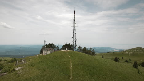 Drohnen-Boom-Aufnahme-Des-Funkturms-Mit-Sichtbaren-Bergen-In-Der-Nähe-Und-Adria