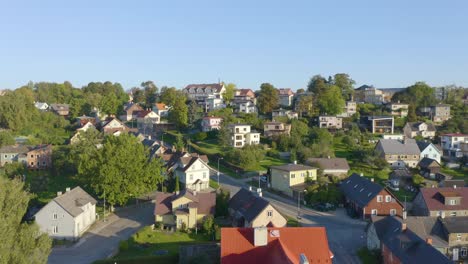 Drone-moving-up-from-Estonia,-Viljandi-with-beatuful-buildings-and-crossroad