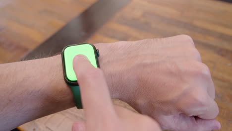 Vista-Frontal-De-Un-Hombre-Usando-Un-Apple-Watch-Con-Pantalla-Verde