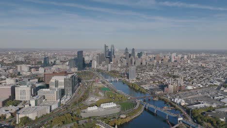 Luftaufnahmen-Der-Innenstadt-Von-Philadelphia,-Die-Sich-Nach-Rechts-über-Den-Schuylkill-River-Bewegt
