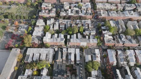 Aerial-footage-flyover-of-close-housing-and-neighborhoods-in-north-Philadelphia,-Pennsylvania