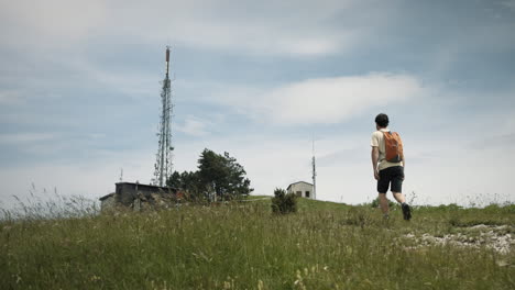 Excursionista-Caminando-Hacia-La-Torre-De-Radio-En-La-Montaña-Slavnik