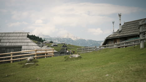 Schwenk-über-Das-Bergdorf-Auf-Dem-Berg-Velika-Planina