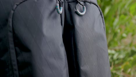 Schwarzes-Reißverschlusspanel-Und-Moderne-Gepäcktasche,-Nahaufnahme-Makrodetail-Der-Textildesignertasche