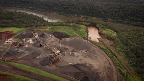 Kostbarer-Bergbausteinbruch-Am-Fluss-Iguazu-Argentinien-Antenne