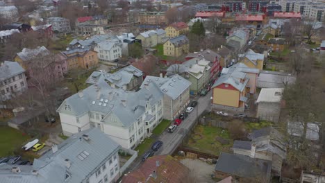Drohne-Von-Gebäuden-Im-Jugendstil-In-Tallinn,-Estland